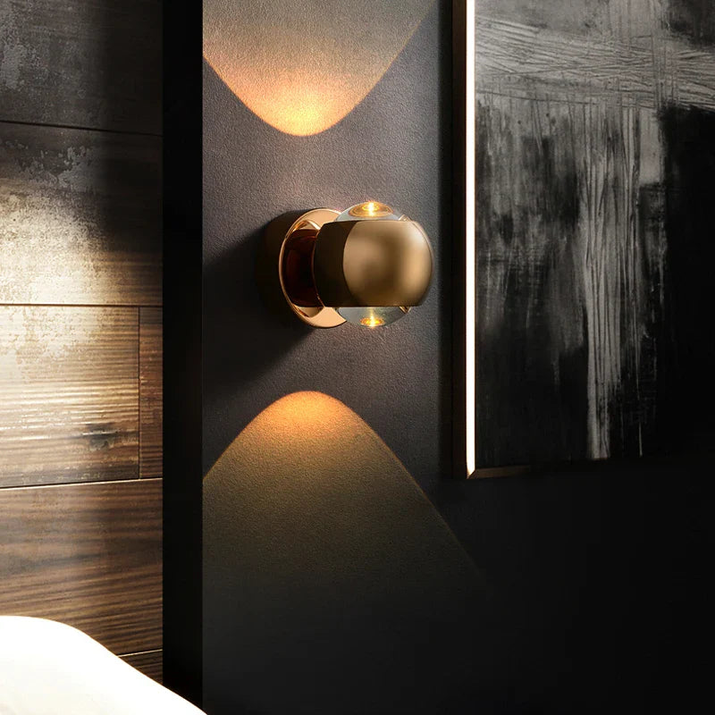 Jori – Moderne LED-Wandleuchte aus Messing für den Eingangsbereich