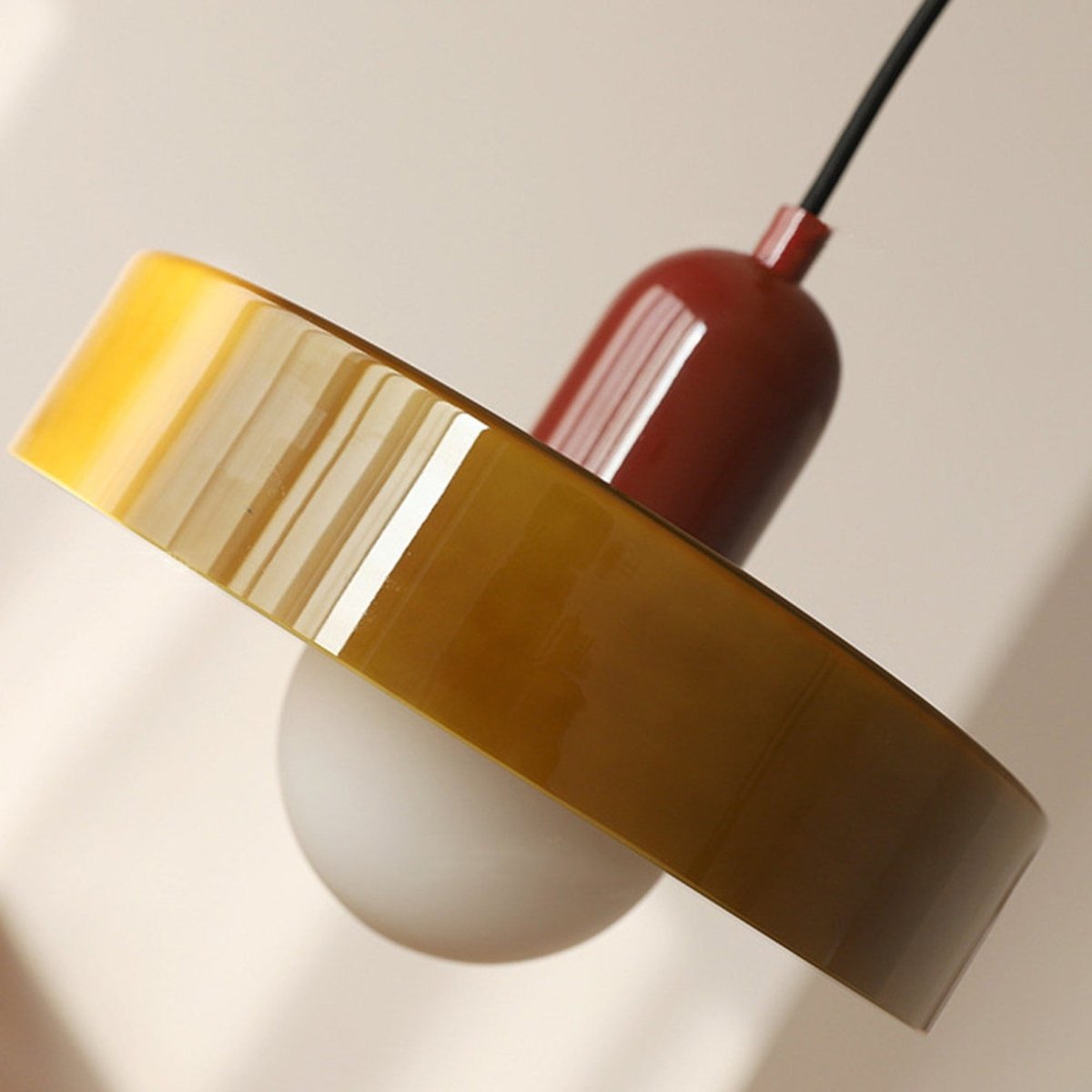 Hängeleuchte im Bauhaus-Stil aus farbigem Glas